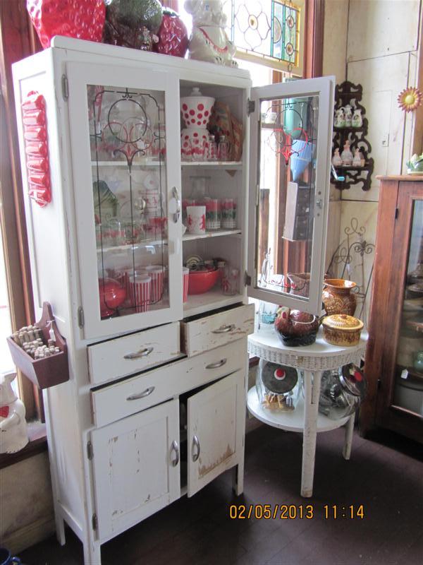 red_deco_cabinet